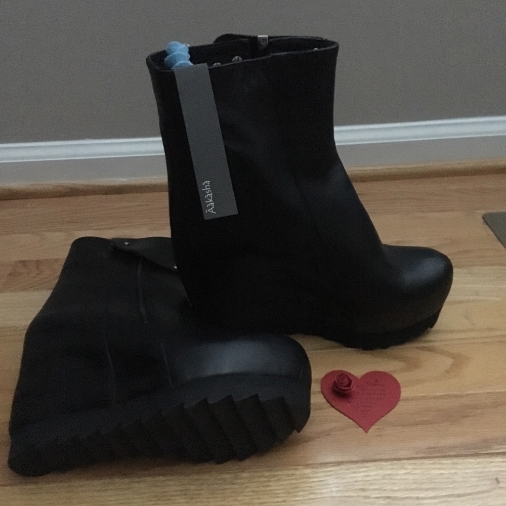 Aakasha platform ankle boots new in box!